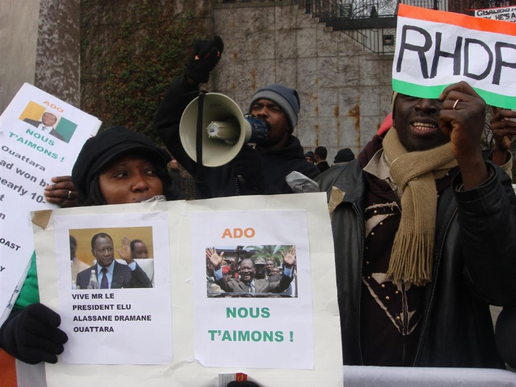 Tentative de confiscation du pouvoir par Gbagbo: les Ivoiriens manifestent devant l`ambassade de Côte d`Ivoire à Washington, DC